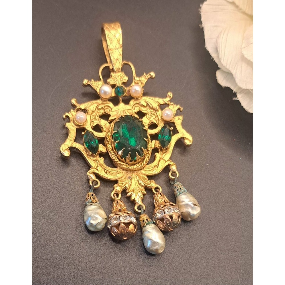 Vintage COROCRAFT Shield Design Brooch Green Glass Stones Dangle Baroque Pearls - Picture 2 of 9